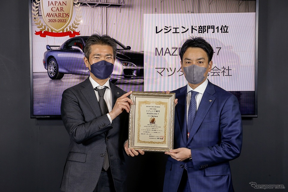 マツダ国内広報部の町田晃部長（左。東京オートサロン2022）《写真提供 アップガレージ》
