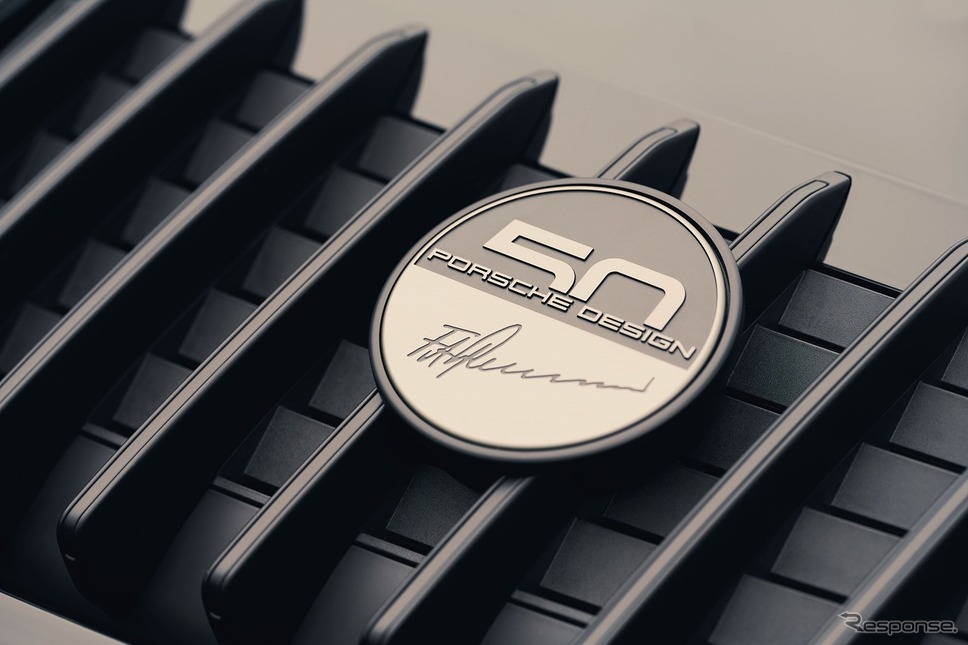 “Porsche Design 50th Anniversary”バッジ《写真提供 ポルシェジャパン》