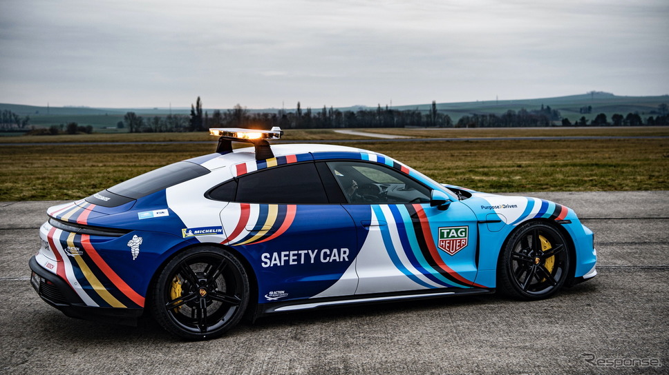 ポルシェ・タイカン 「ターボS」のフォーミュラEセーフティカー《photo by Porsche》
