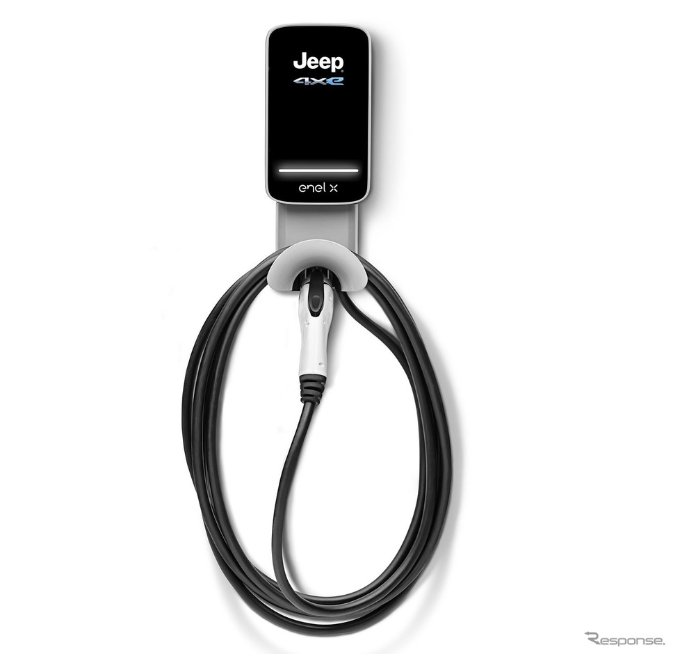 ジープのPHV向けの新開発の自宅用充電システム「プラグインウォールチャージャー」《photo by Jeep》