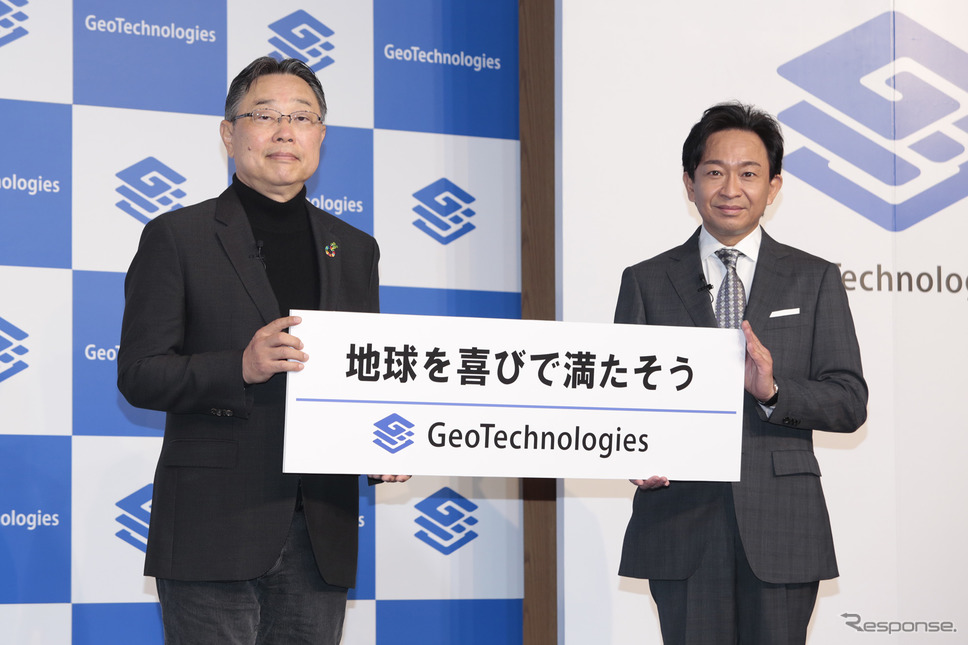 ジオテクノロジーズ  杉原博茂 代表取締役社長 CEO（左）と、株式会社TOKIOの城島茂社長（右）《写真撮影 豊崎淳》