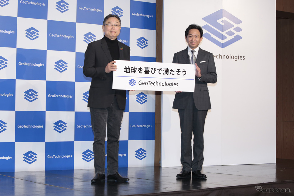 ジオテクノロジーズ 杉原博茂 代表取締役社長 CEO(左)と、株式会社TOKIOの城島茂社長(右)《写真撮影 豊崎淳》