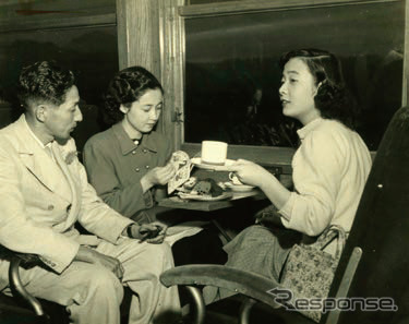 戦後まもない1949年から始まった特急ロマンスカーの「走る喫茶室」。初期は炭火コンロで湯を沸かして提供していたという。《写真提供 小田急電鉄》