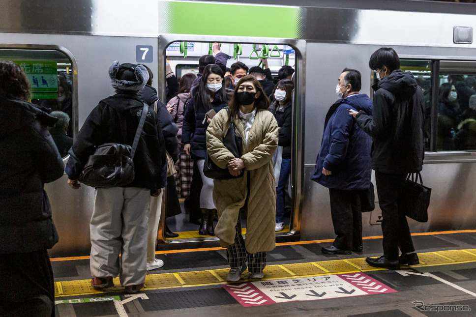 募集したモニターを通して行動変容を促す実験が行なわれる山手線。《Photo by Yuichi Yamazaki/Getty Images News/ゲッティイメージズ》
