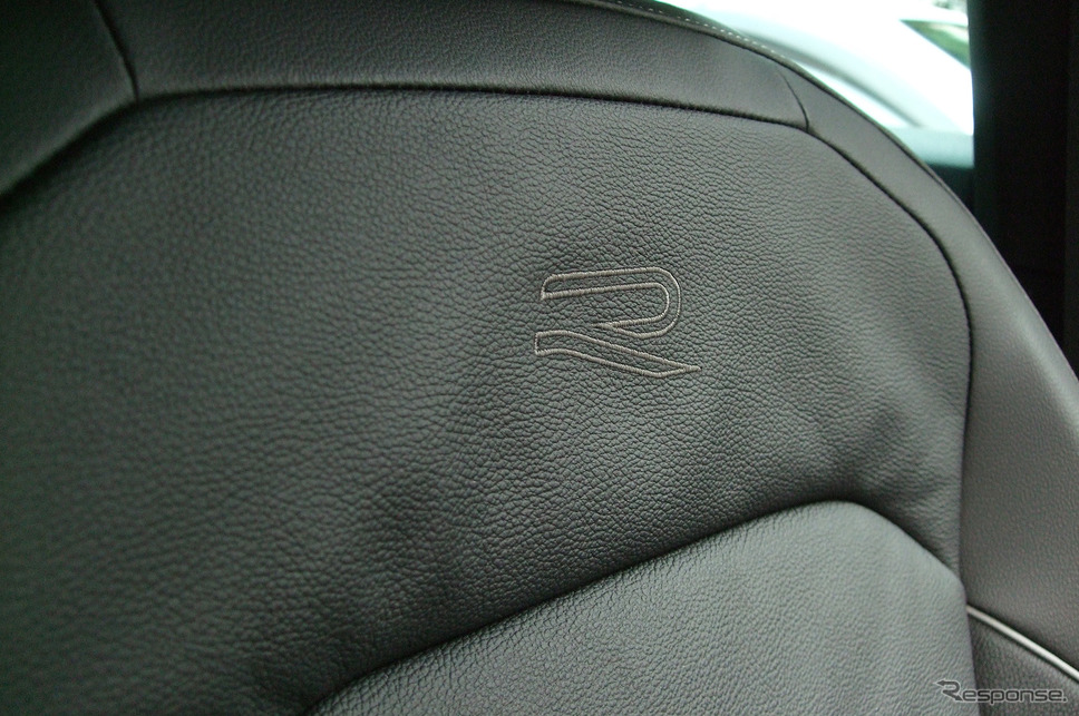 R-LineのシートバックにはRのロゴのステッチが入る。《写真撮影 井元康一郎》
