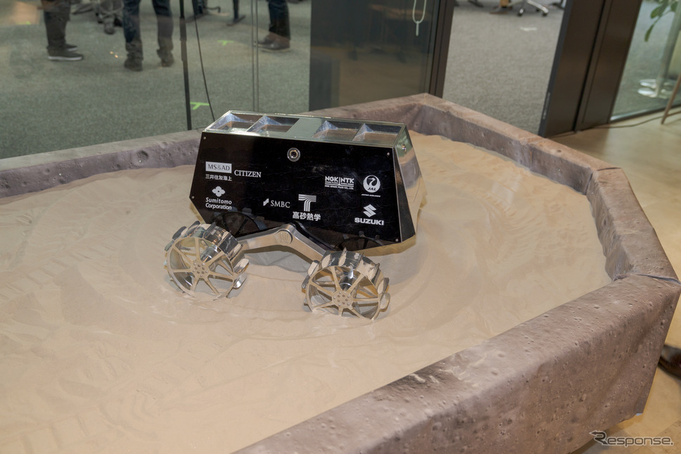 ミッションコントロールセンターの前には、ローバーの模型が飾られていたが、担当者によると実際に搭載するものではないとのことだった。《写真撮影 関口敬文》