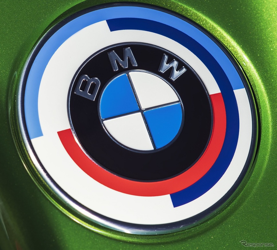 BMW Mの創立50周年に合わせたクラシックな「BMWモータースポーツ」エンブレム《photo by BMW》