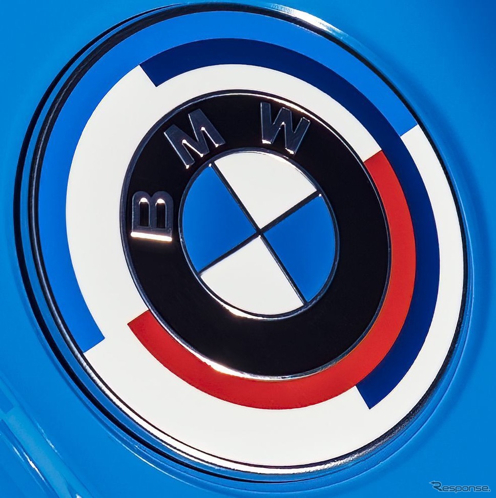 BMW Mの創立50周年に合わせたクラシックな「BMWモータースポーツ」エンブレム《photo by BMW》