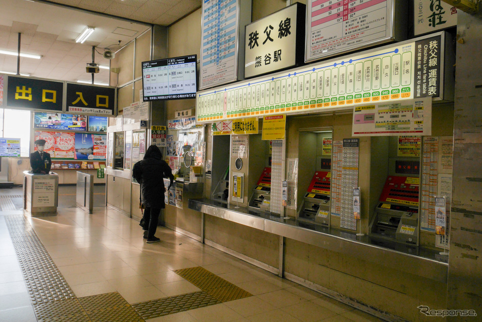 2019年12月、秩父鉄道熊谷駅の改札口。自動改札化が進んだ関東圏ではすっかり珍しくなった有人改札だが、PASMOの導入によりこのような光景を見ることができなくなるだろう。《写真撮影 佐藤正樹》