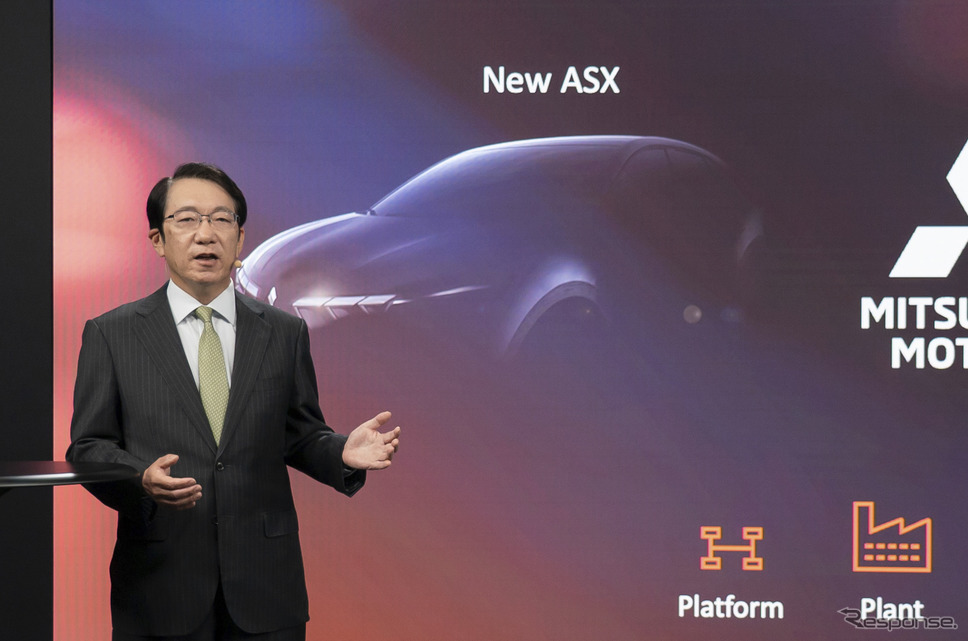 三菱の新型『ASX』がルノーの最量販車種をベースにすることが発表された。写真は三菱自動車の加藤隆雄CEOとASXのデザインスケッチ《photo by Renault Group》