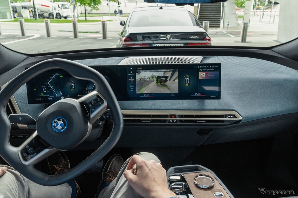 BMW iX の自動駐車システム《photo by BMW》