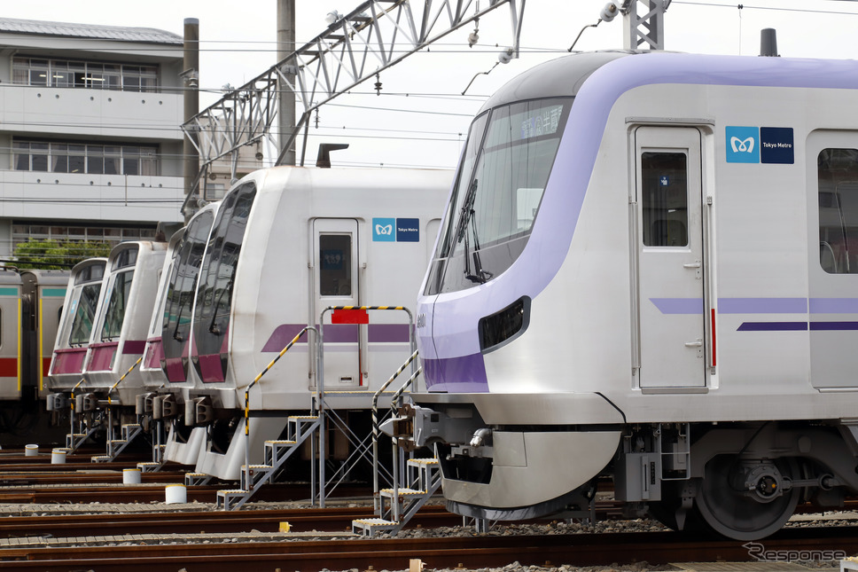 京葉線や東西線の混雑緩和を図るために計画されている有楽町線豊洲〜住吉間延伸は、住吉から半蔵門線を利用して押上までの乗入れが企図されている。写真は半蔵門線の車両群(向かって右から18000系、08系、8000系)。《写真撮影 小林岳夫》