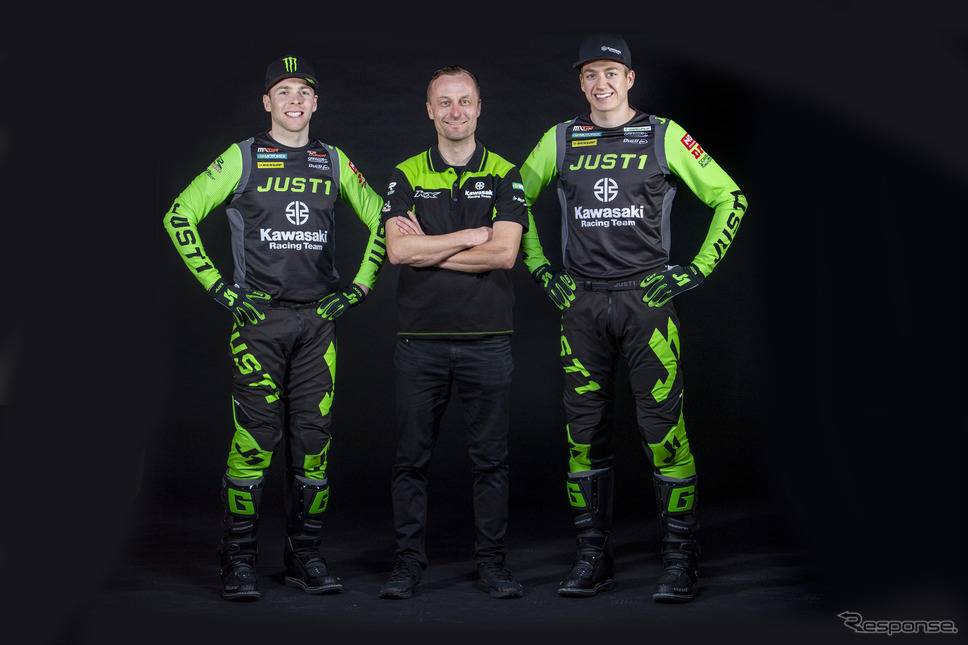 カワサキ・レーシングチームMXGPライダーとピルホネン(中央)《photo by Kawasaki》