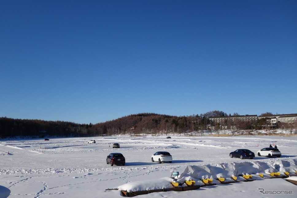 日産 ノート オーテック クロスオーバー e-4WD を氷上で試す《写真撮影 井元康一郎》