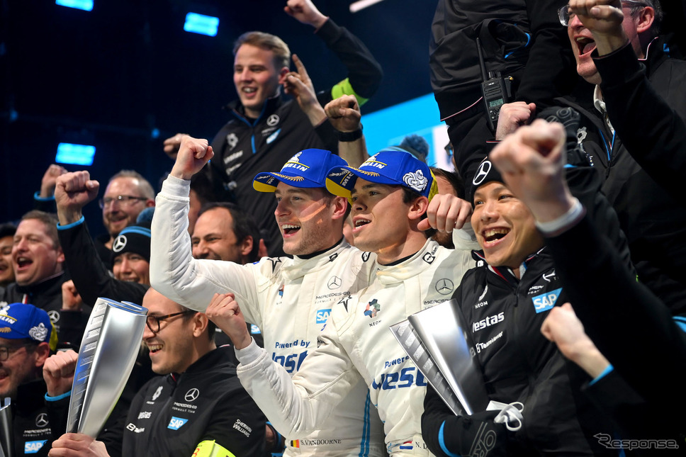 1-2を祝うメルセデス陣営(中央右がデ・フリーズ、同左がバンドーン)。《Photo by Formula E》