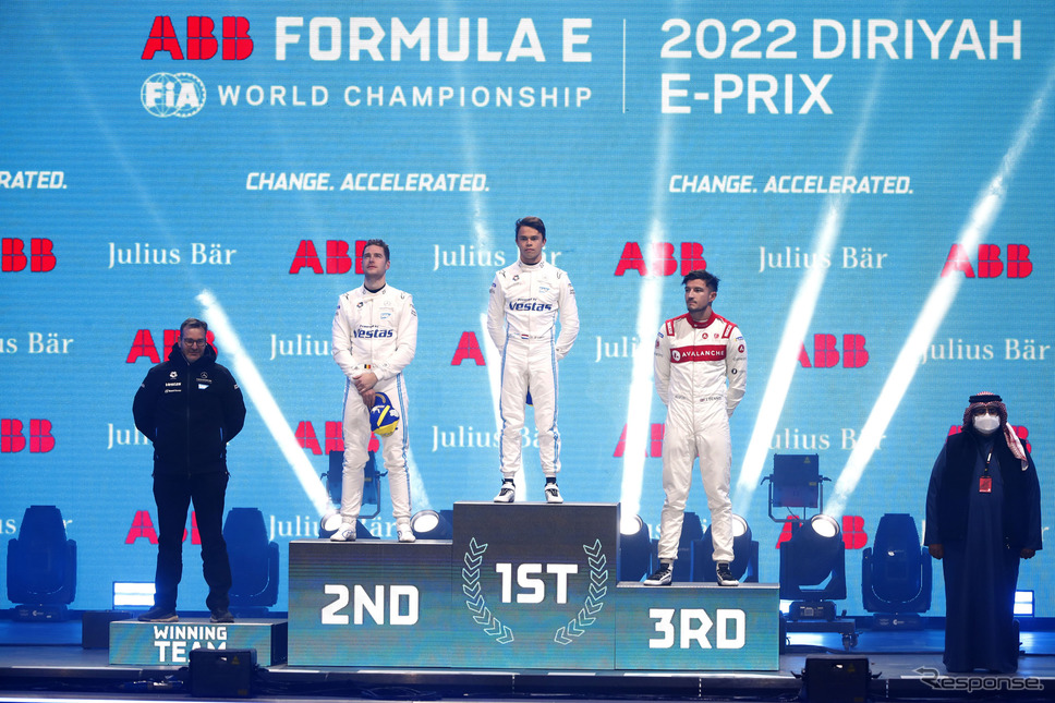 ライトアップされた華やかなないとレースの表彰台《photo by Formula E》