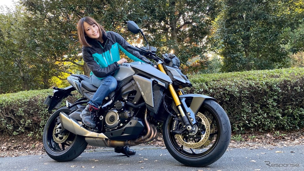 スズキ GSX-S1000 新型と小鳥遊レイラさん《写真提供 WITM ME》