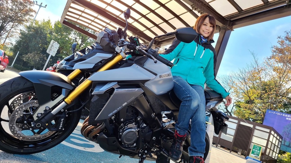 スズキ GSX-S1000 新型と小鳥遊レイラさん《写真提供 WITM ME》
