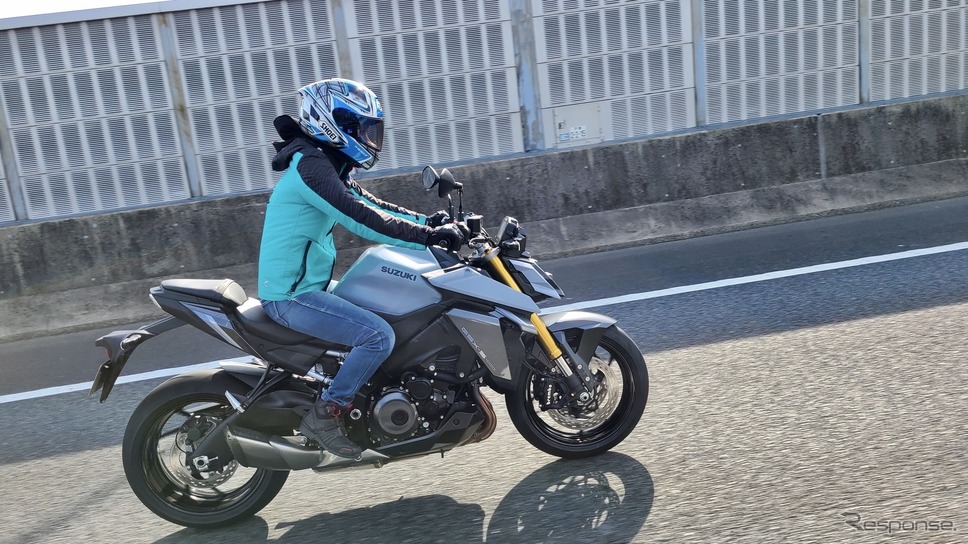 スズキ GSX-S1000 新型と小鳥遊レイラさん《写真提供 WITM ME》