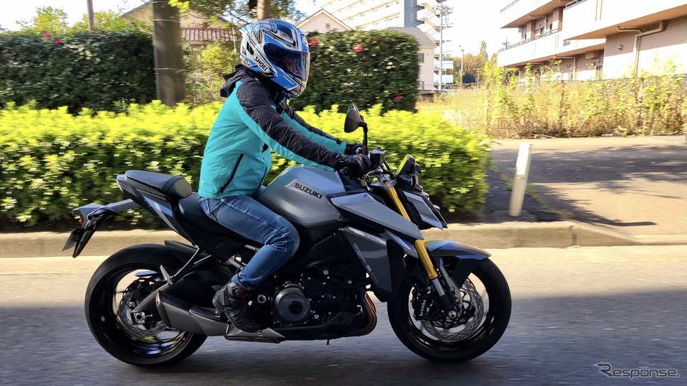スズキ GSX-S1000 新型と小鳥遊レイラさん《写真提供 WITM ME》