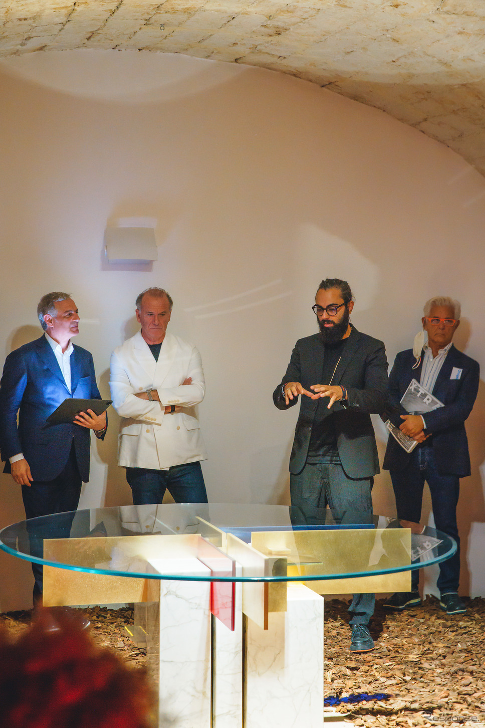 テーブル「デクマーノ」（2022年）《photo by Bertone Design》