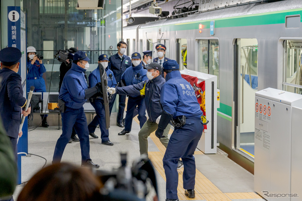 2021年12月に東京メトロで行なわれたホームドアを使用した異常時想定訓練。京王では2月に京王線飛田給(とびたきゅう)駅(東京都調布市)で同様の訓練を実施する予定。《写真撮影 関口敬文》