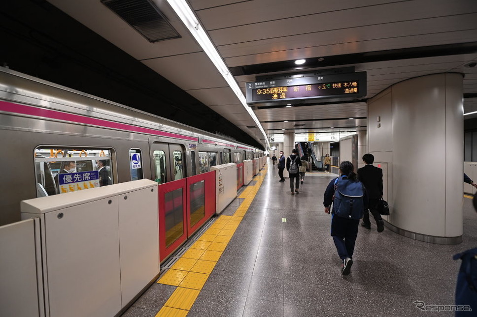 京王線新宿駅のホームドア。公表された対応策では、停車位置がずれた場合でも開けることを基本としている。《Photo by David Mareuil/Anadolu Agency via Getty Images/ゲッティイメージズ》