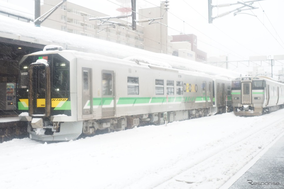 2021年度第3四半期では14両が増備されたH100形。2022年1月12日、函館本線小樽駅。《写真撮影 佐藤正樹》