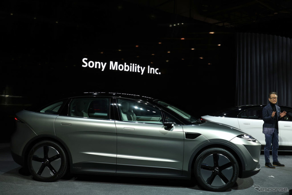ソニーVISION-S 02と吉田憲一郎社長(CES 2022)《Photo by Alex Wong/Getty Images News/ゲッティイメージズ》