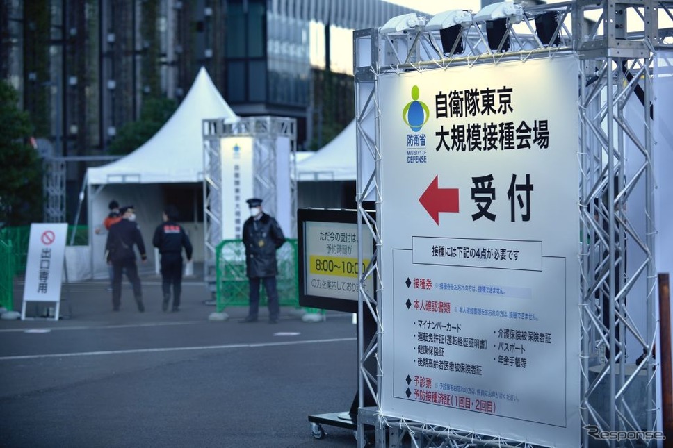 東京の大規模接種会場(1月31日)《Photo by David MAREUIL/Anadolu Agency via Getty Images/ゲッティイメージズ》