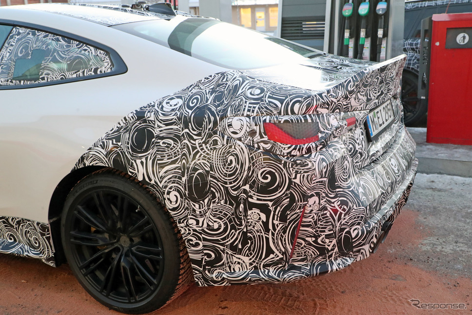 BMW M4 CSL 開発車両(スクープ写真)《APOLLO NEWS SERVICE》
