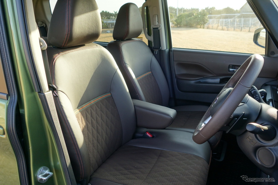 シートはソフトタッチ。日産のBセグメントサブコンパクトのノートには負けるが、これも新しい人間工学的知見に基づく「ゼログラビティシート」だと後で知った。《写真撮影 井元康一郎》