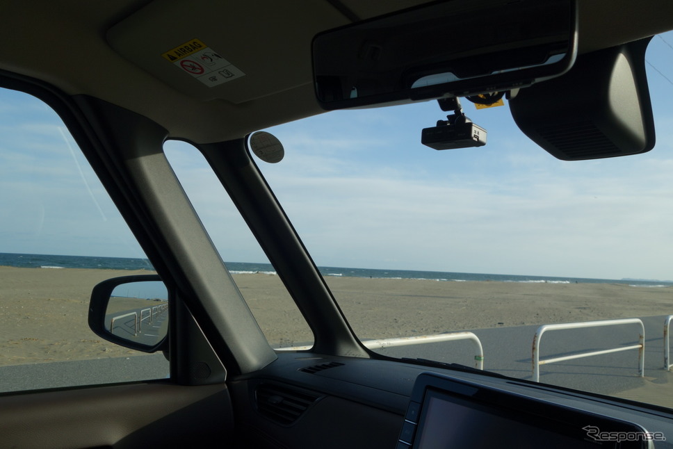 運転席からの斜め左前方の眺望。フロントガラスの傾きがライバルより大きく、圧迫感は少ない。《写真撮影 井元康一郎》