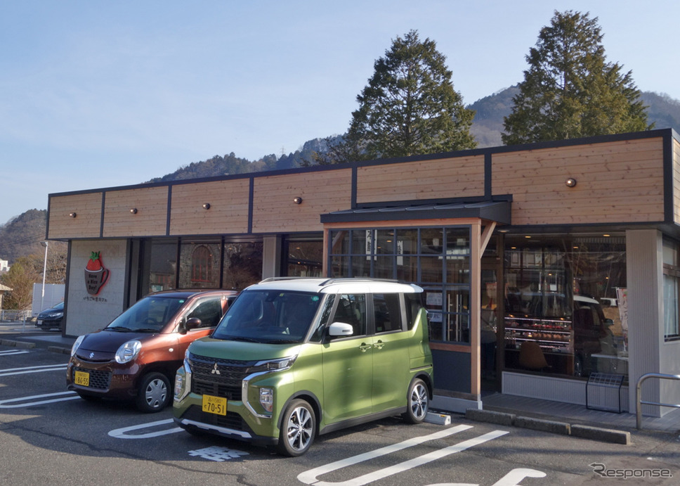 日光・金谷ホテル近くで「いちごの里カフェ」という喫茶店を見かけたので寄り道。《写真撮影 井元康一郎》