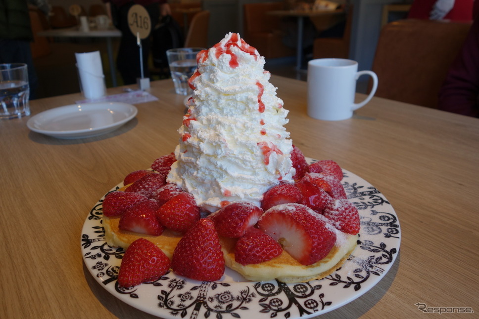 いちごの里カフェで天使のパンケーキなるものを注文してみたらとてつもなく豪勢なものが出てきた。訪問時はスカイベリーという高級いちごが特別に使われていたが、後に再訪したときにはさすがに普通のいちごに変わっていた。《写真撮影 井元康一郎》