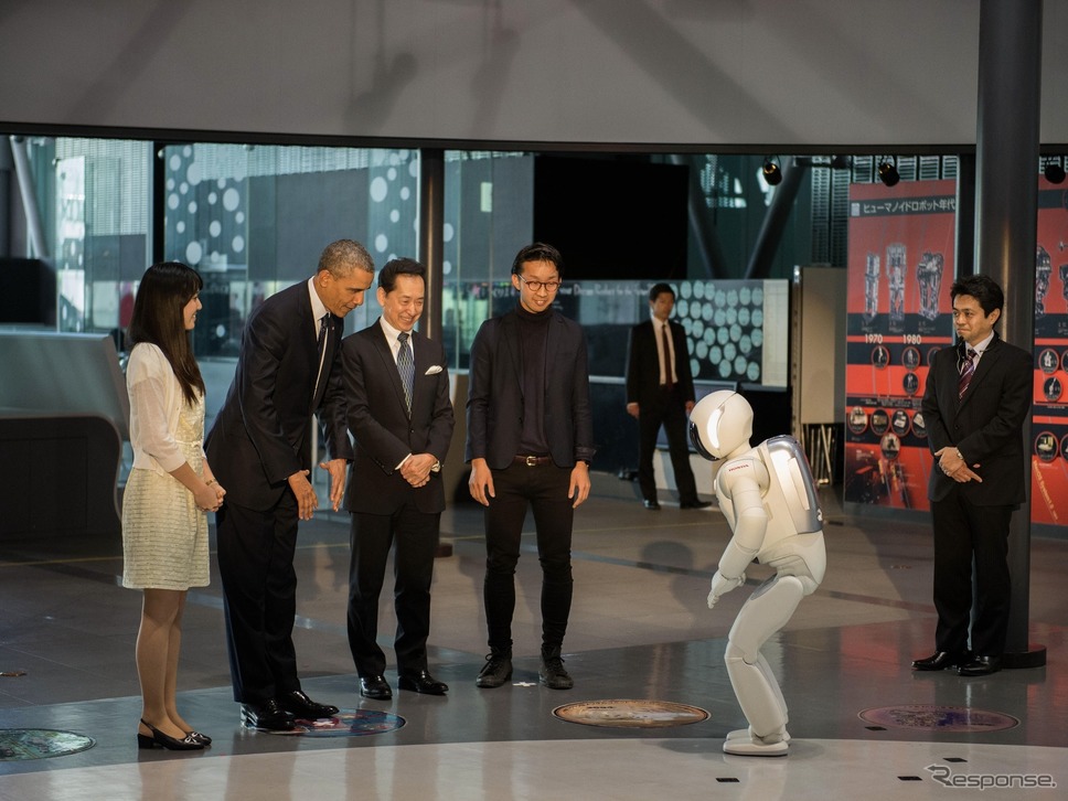 日本科学未来館でオバマ大統領にあいさつするアシモ（2014年4月）《写真提供 外務省 / ホンダ》
