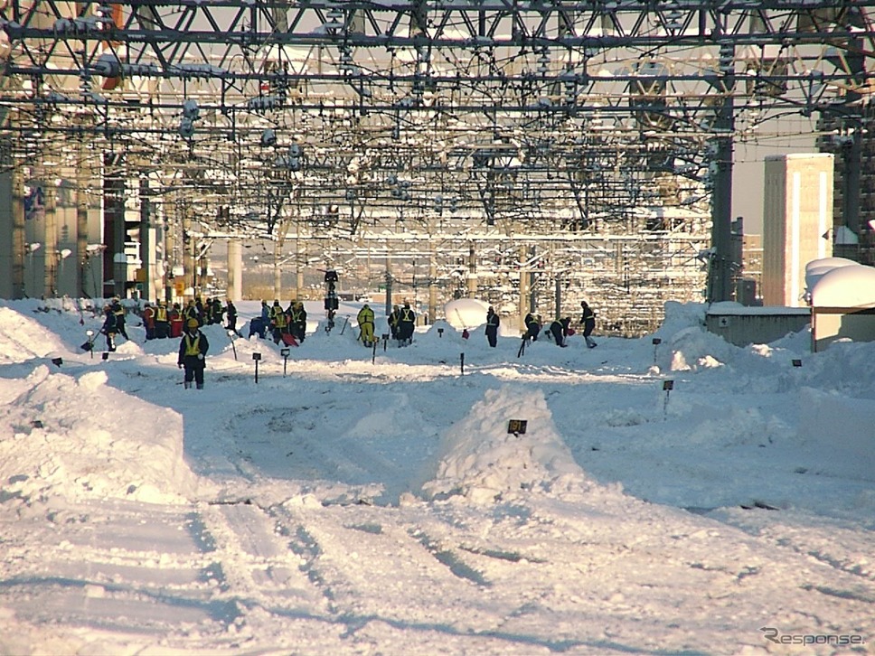 全面が雪に覆われ線路が見えなくなった22年前の冬、札幌駅東側構内での除雪作業。今回もこのような状況となっている。2000年2月25日。《写真撮影 佐藤正樹》