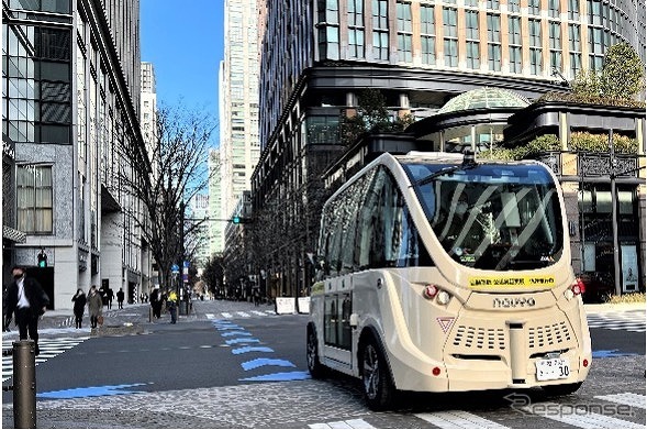 丸の内仲通りを走行する自動運転モビリティの様子(準備走行時)《写真提供 BOLDLY》