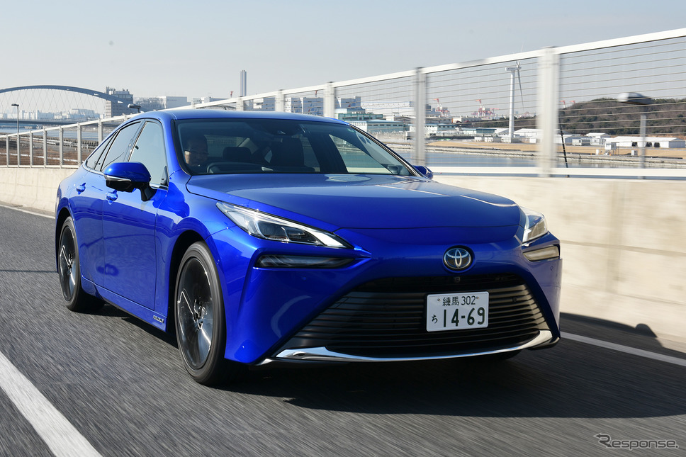 水素で発電する燃料電池車のトヨタMIRAI(ミライ)。《写真撮影 中野英幸》