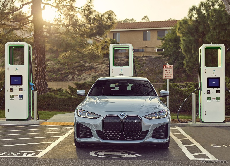 米国の急速充電ネットワークの「エレクトリファイ・アメリカ」で充電を行うBMW i4《photo by BMW》
