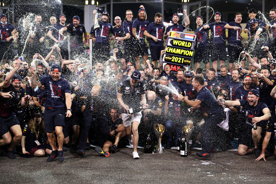 フェルスタッペンの王座獲得を喜ぶレッドブル陣営。《Photo by Red Bull》