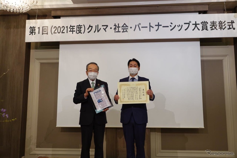 内山田会長（左）と茨城県境町の橋本町長《写真提供 日本自動車会議所》