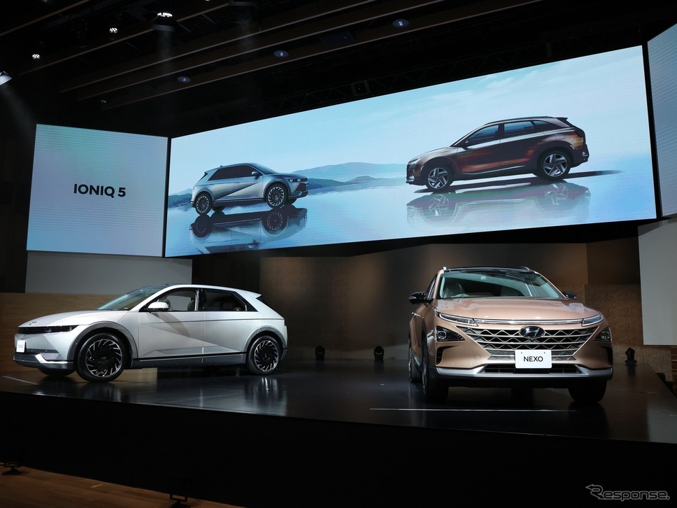 ヒョンデ・ネッソ（向かって右）と同アイオニック5、日本導入《photo by Hyundai》