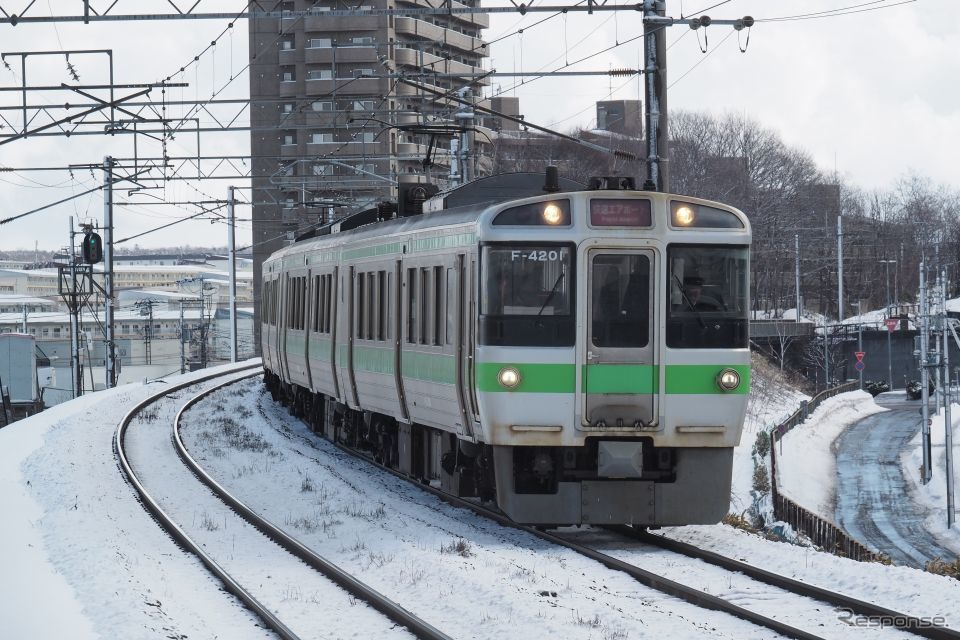 千歳線の快速『エアポート』。同線は新千歳空港や石勝線方面の列車が運行されているため、札幌〜手稲間とともに札幌〜南千歳〜新千歳空港間を優先的に開通させるべく作業が進められている。《写真撮影 佐藤正樹》