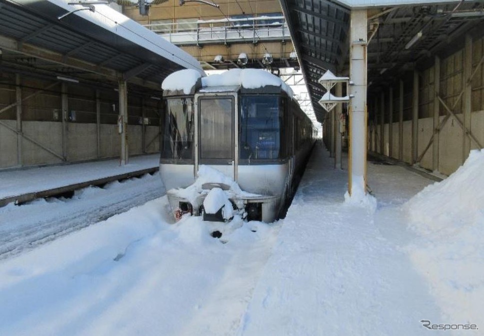 2月6日、千歳線新札幌駅で立ち往生した785系の特急『すずらん』。《写真提供 北海道旅客鉄道》
