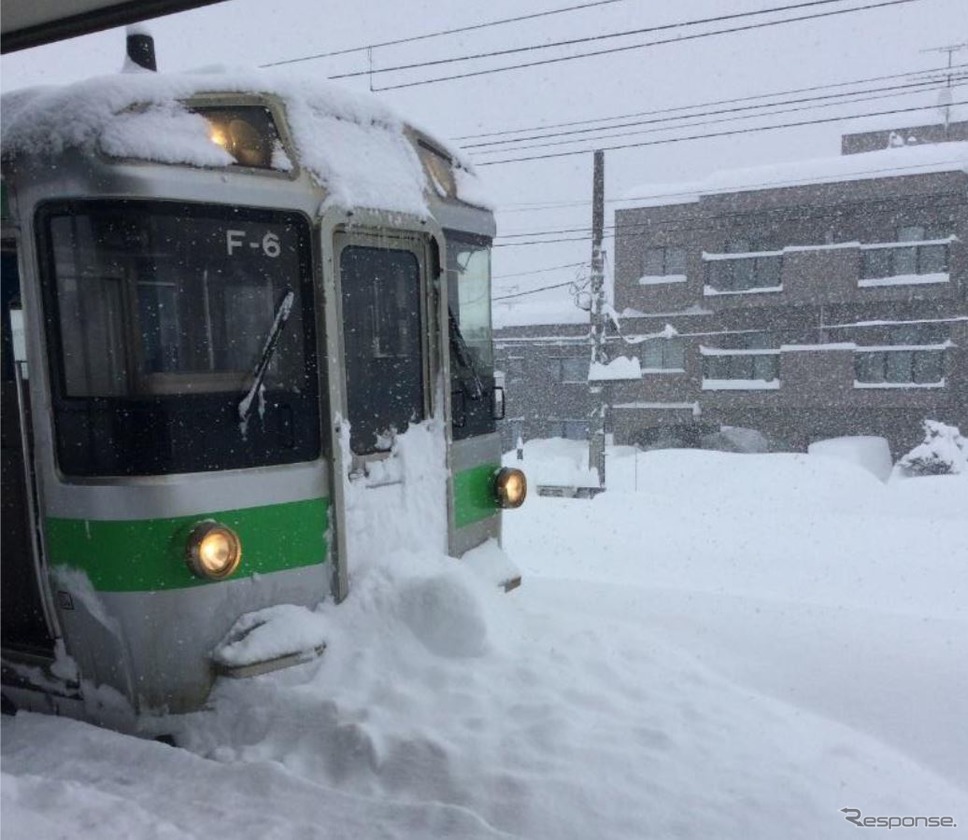 2月6日、千歳線平和駅で前へ進めなくなった721系の苫小牧行き普通列車。《写真提供 北海道旅客鉄道》