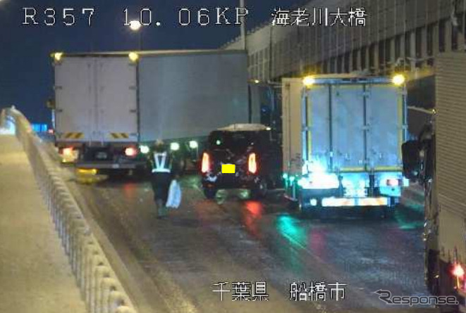 国道357号海老川大橋(千葉県船橋市)路面凍結による立ち往生車両(2022年1月)《写真提供 国土交通省》
