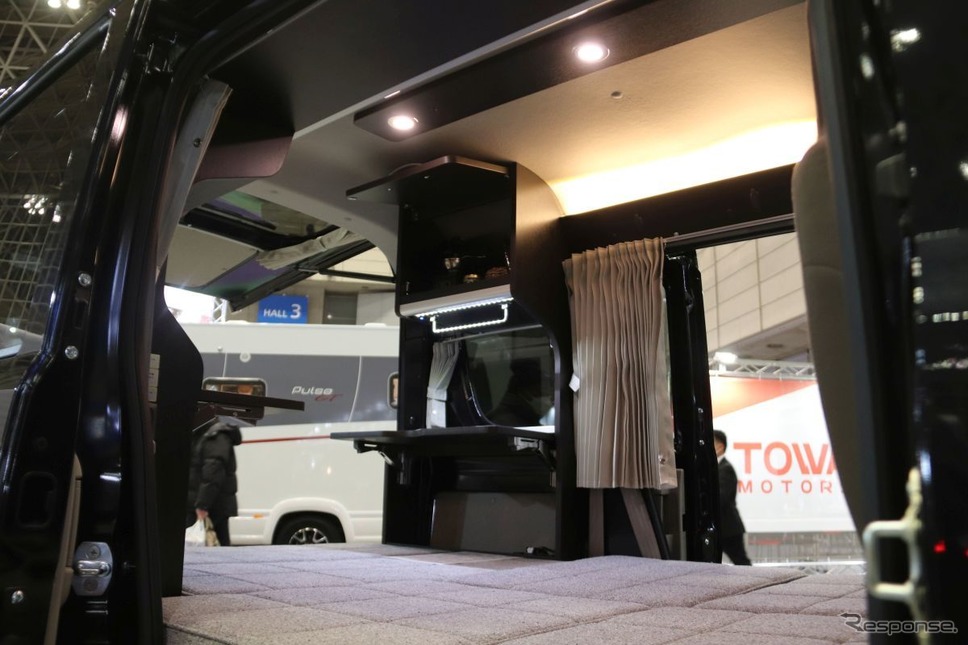 岡モータースNV100クリッパー・ミニチュアクルーズ「SV」(ソーラーパネル。ジャパンキャンピングカーショー2022)《写真撮影 中尾真二》
