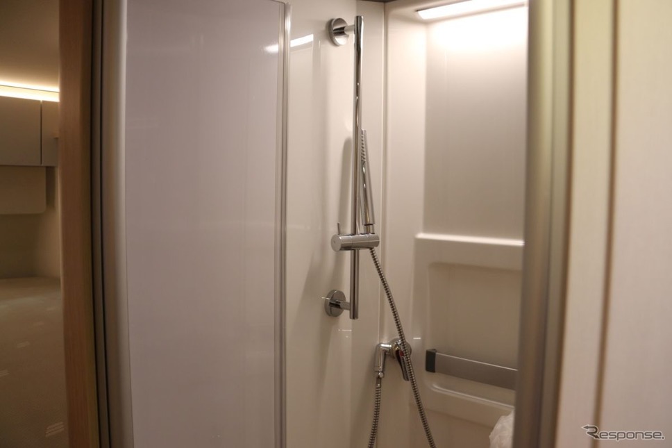 シャワールーム。トイレは別にある《写真撮影 中尾真二》