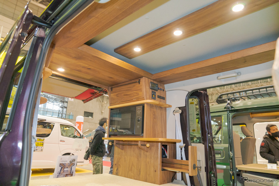 ロータスRV、ルートシックス・ウォームス:少し暗い色がウォールナット材(ジャパンキャンピングカーショー2022)。《写真撮影 関口敬文》